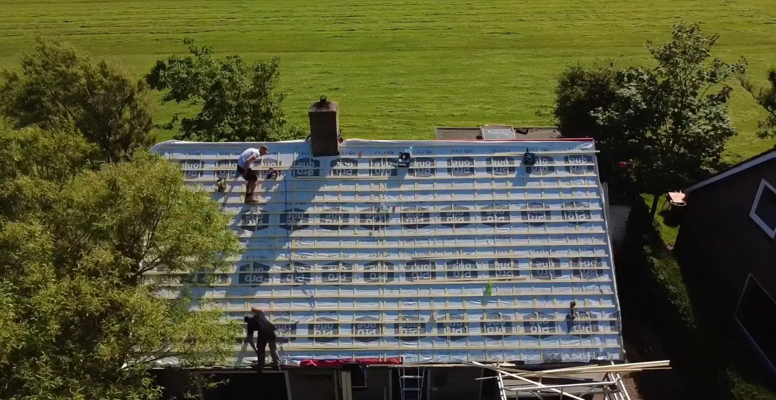 Dakdekker aan het werk op een hellend dak