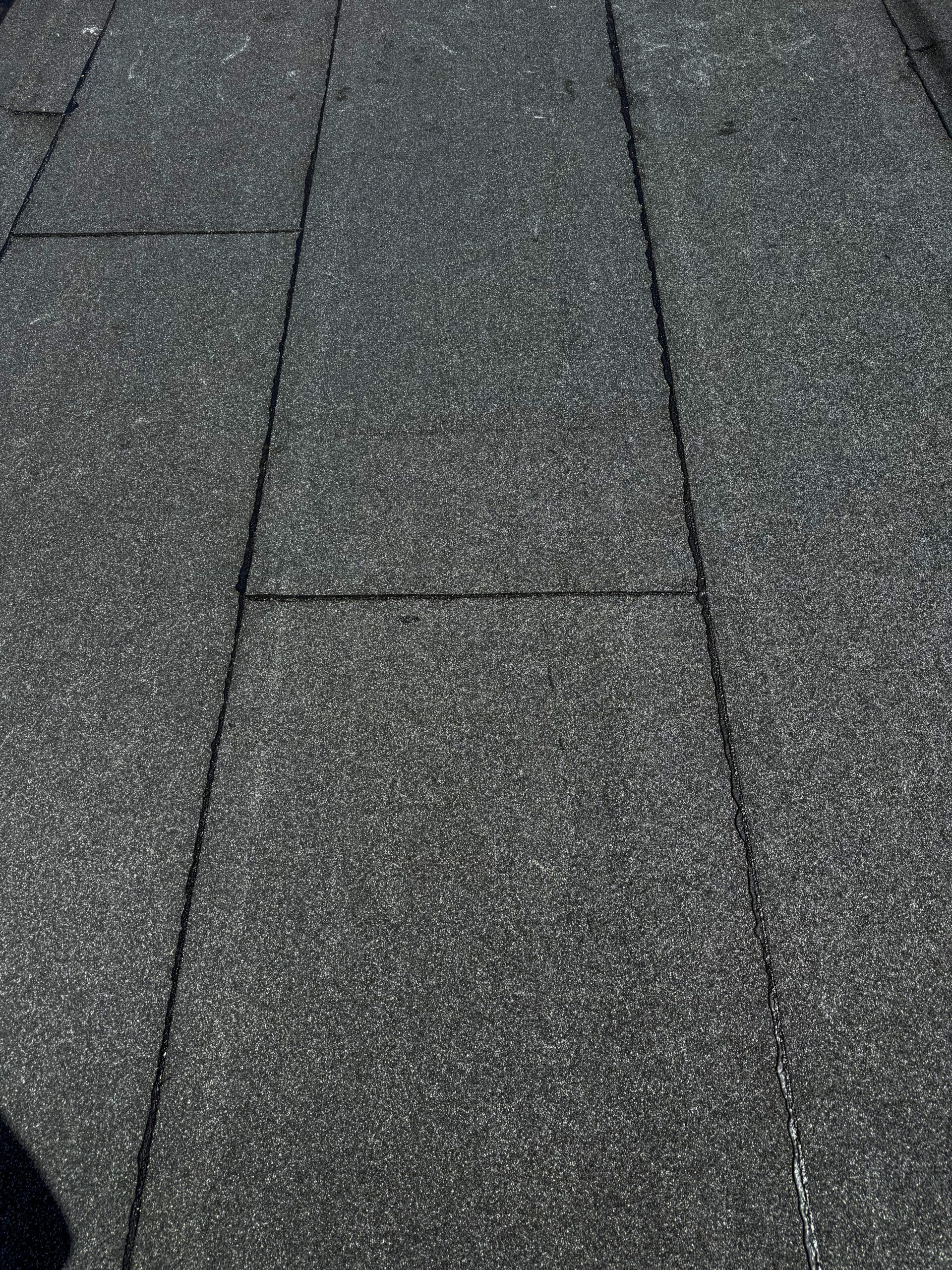 Afgewerkte rand van een klein plat dak