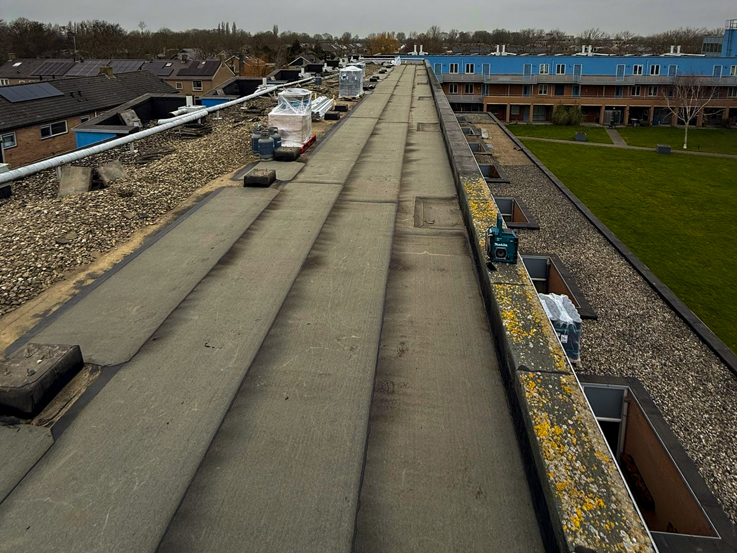 Grind teruggebracht op een overlaagd bitumen dak