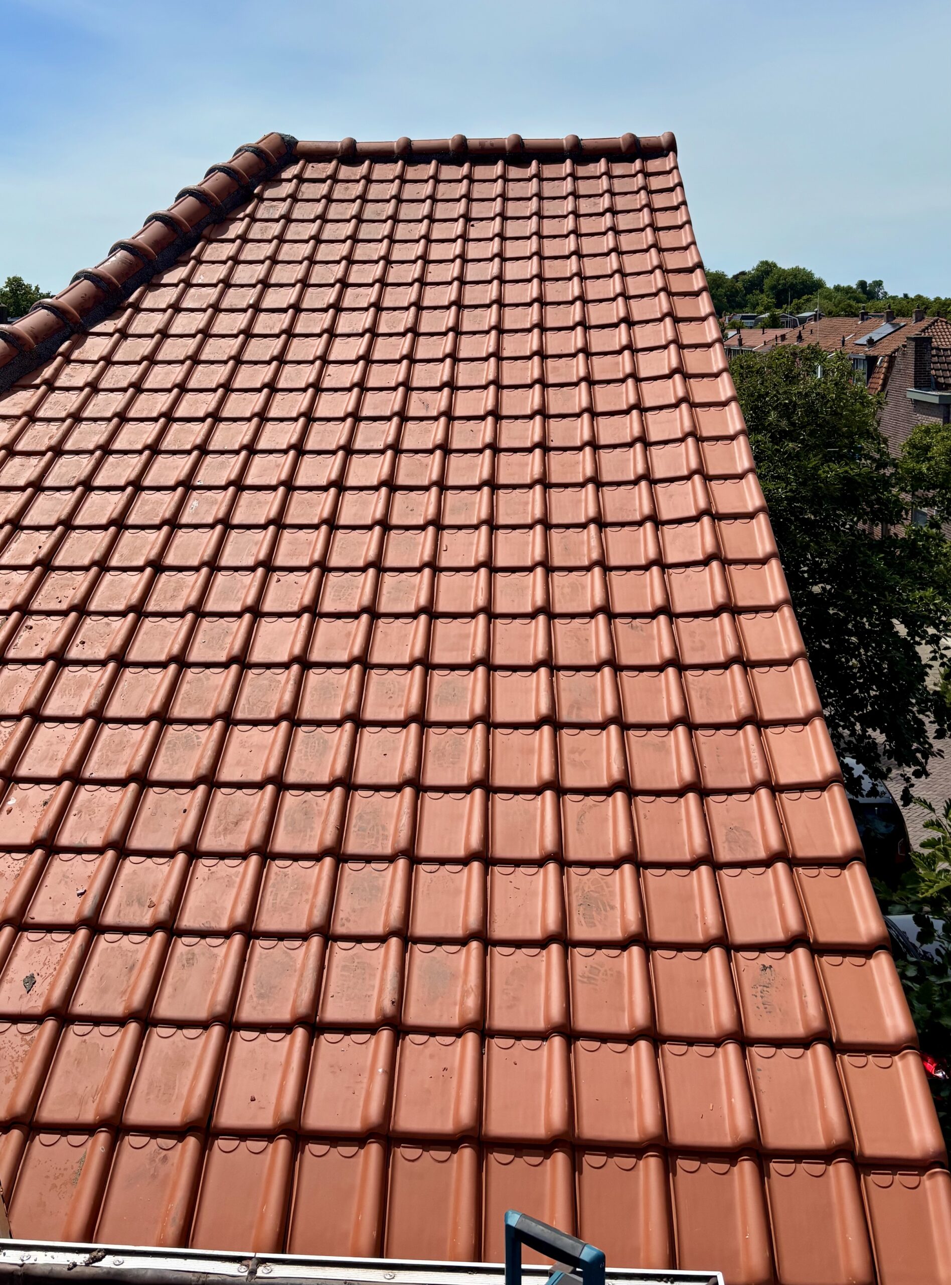 Hellend dak na de vervanging van de dakpannen