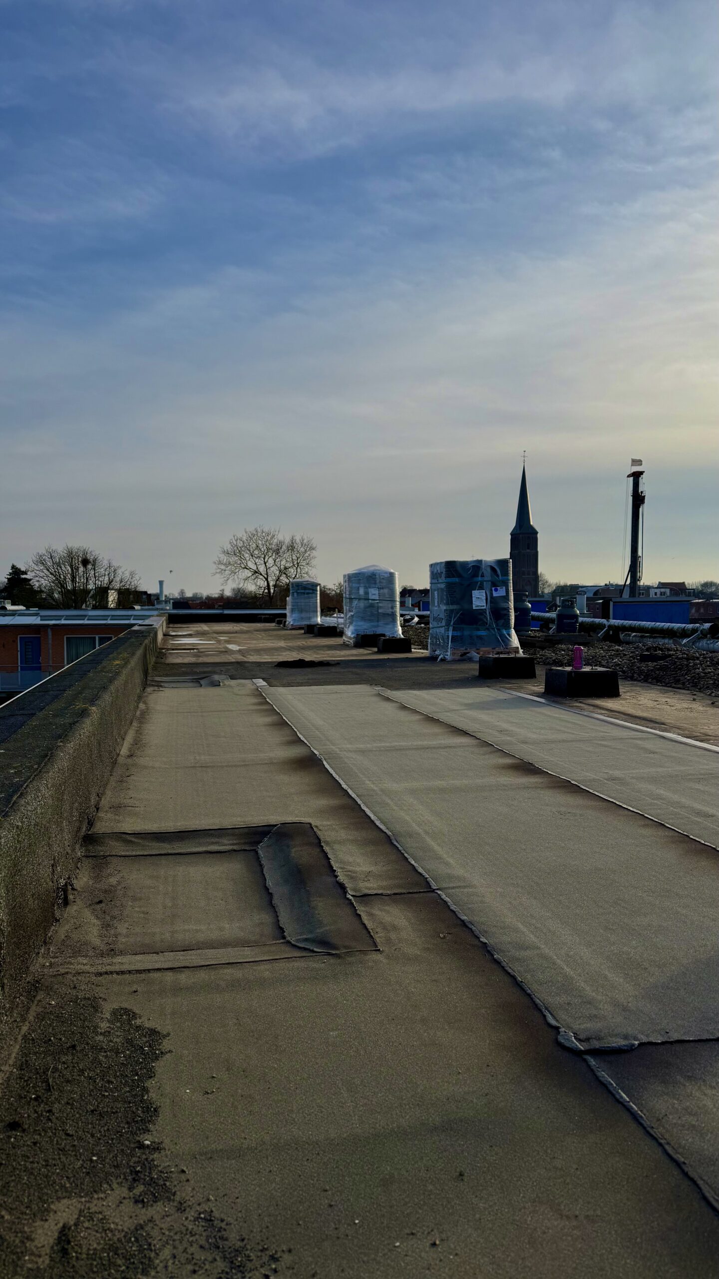 Plat dak dat is overlaagd met nieuwe bitumen