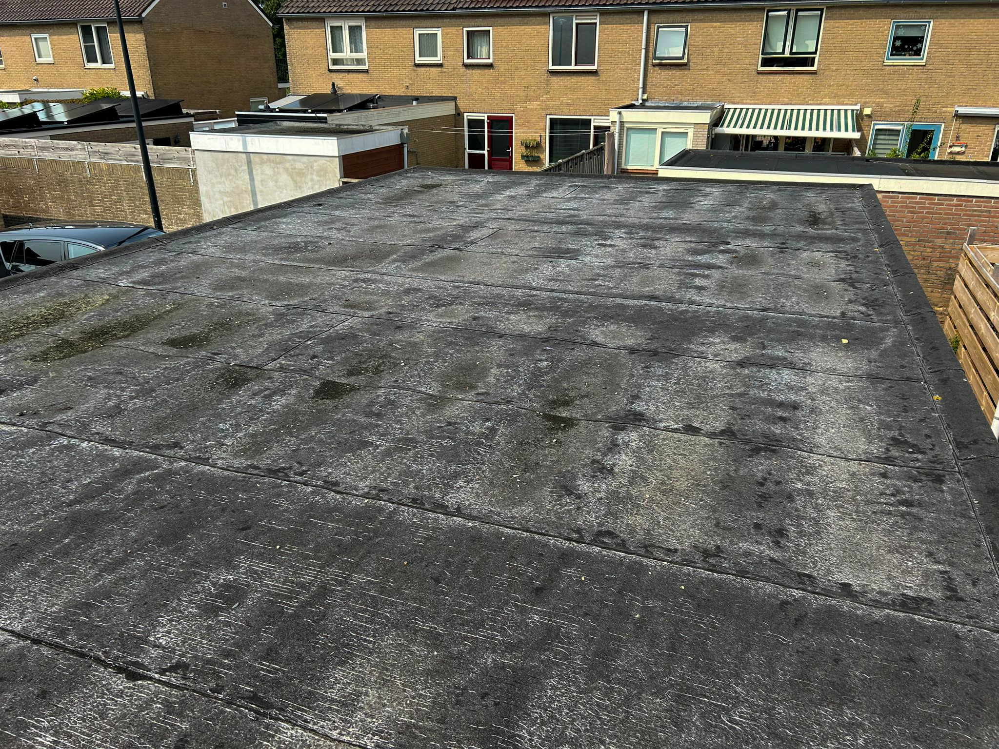 Plat dak na de vernieuwing van de bitumen dakbedekking