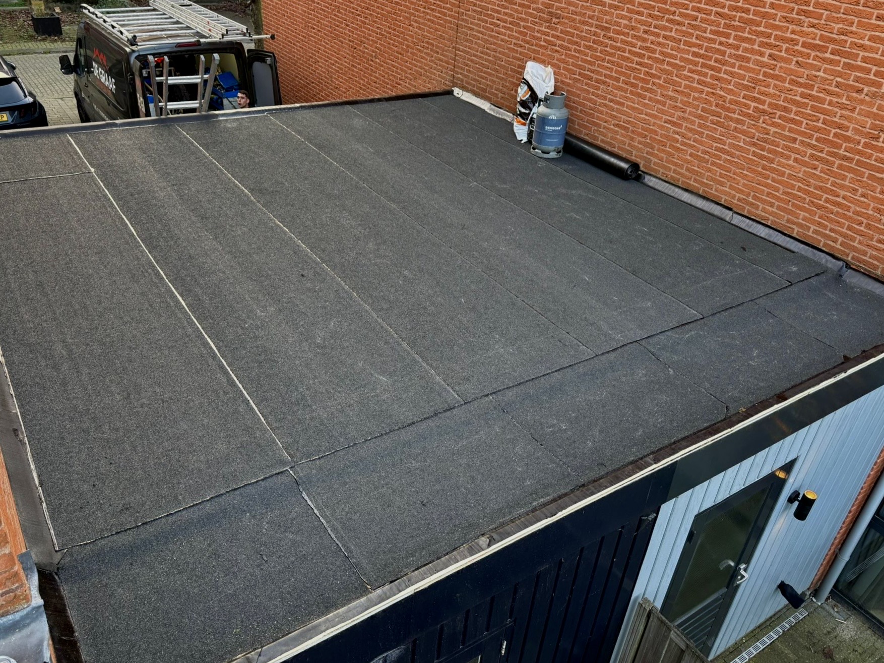Klein plat dak met nieuwe bitumen dakbedekking